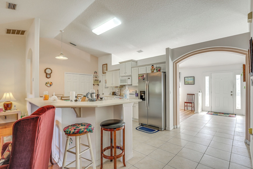 8 Mi to Sea! Snowbird Haven w/ Porch in Palm Coast