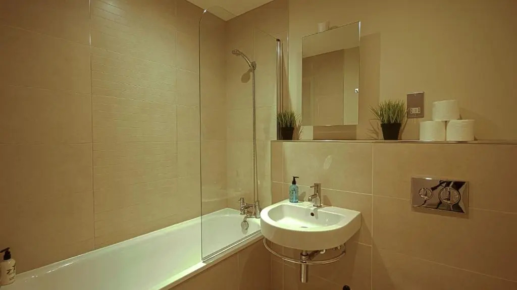 Superb City Center 1 or 2 BR Apts King Bed