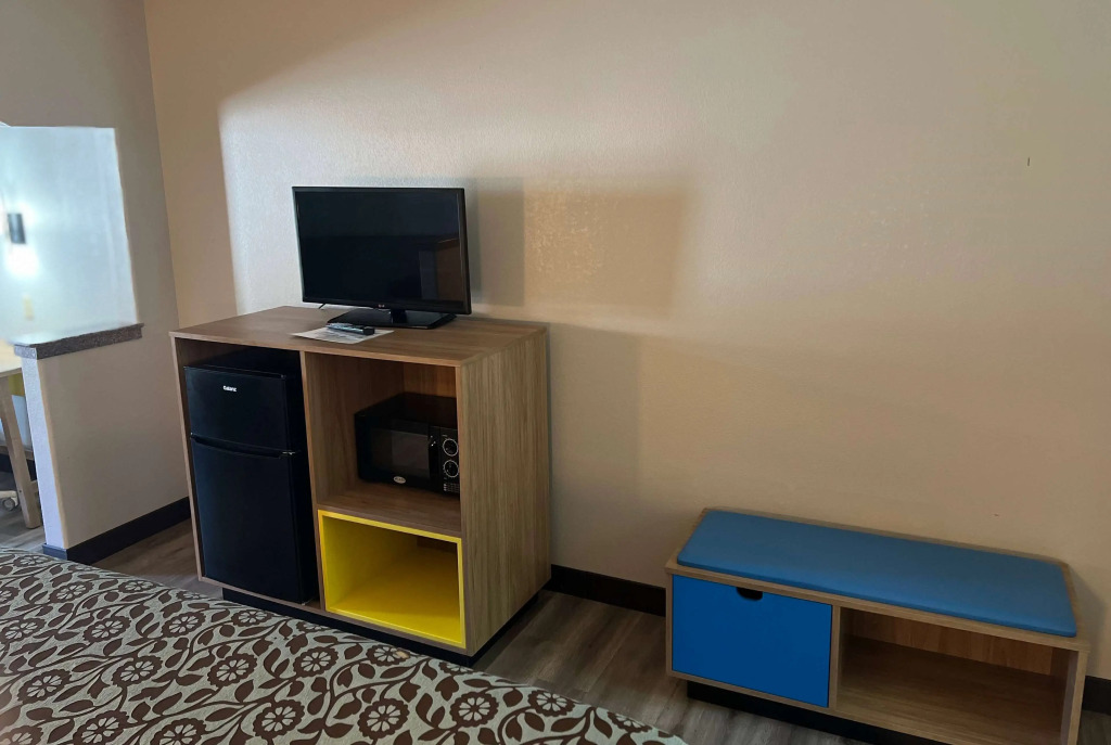 Days Inn & Suites by Wyndham Opelousas