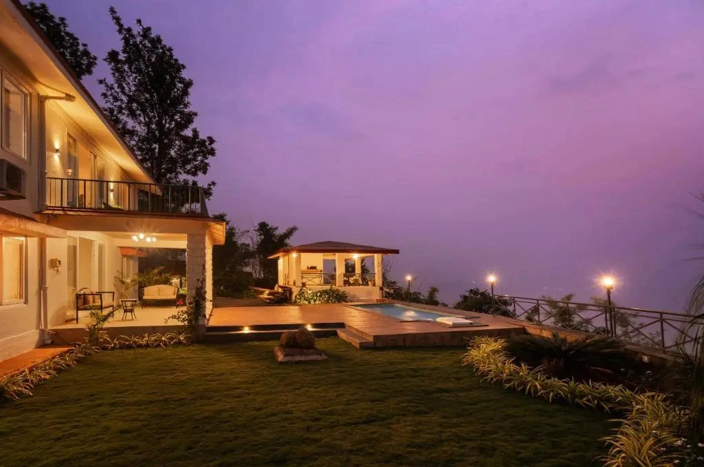 SaffronStays Blue Infinitum Lakeview, Pawna