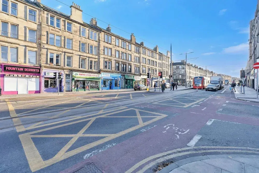 Bright 2 Bedroom Flat on Leith Walk