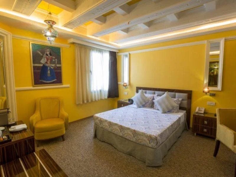 Niloo Hotel