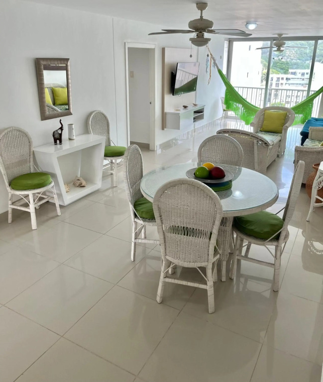 Apartamento en el Rodadero, Confortable y amplio, con vista al mar, a 80mt de la playa, DELAMAR Apartmet