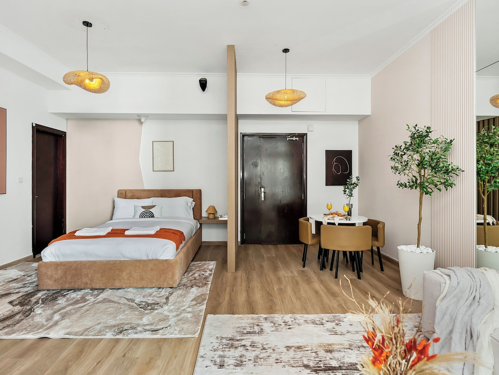 Urban Dubai Marina Stay Near Yacht