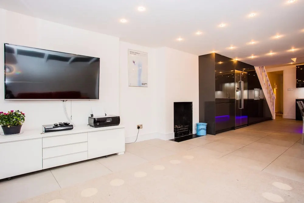 5 Bedroom Home in West London