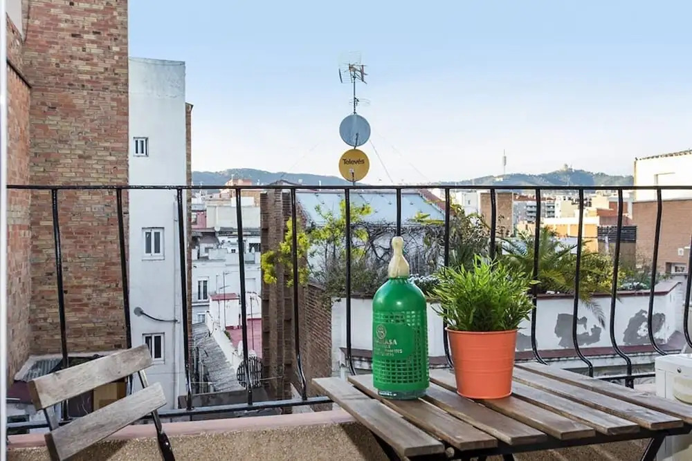 Pleasant Studio With Balcony Close to Camp Nou - Barcelona !