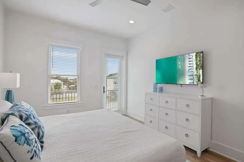 Modern Family 7BR w Private Pool and Patio