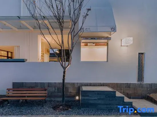 Yansheng Jingyue Designer Hot Spring B & B