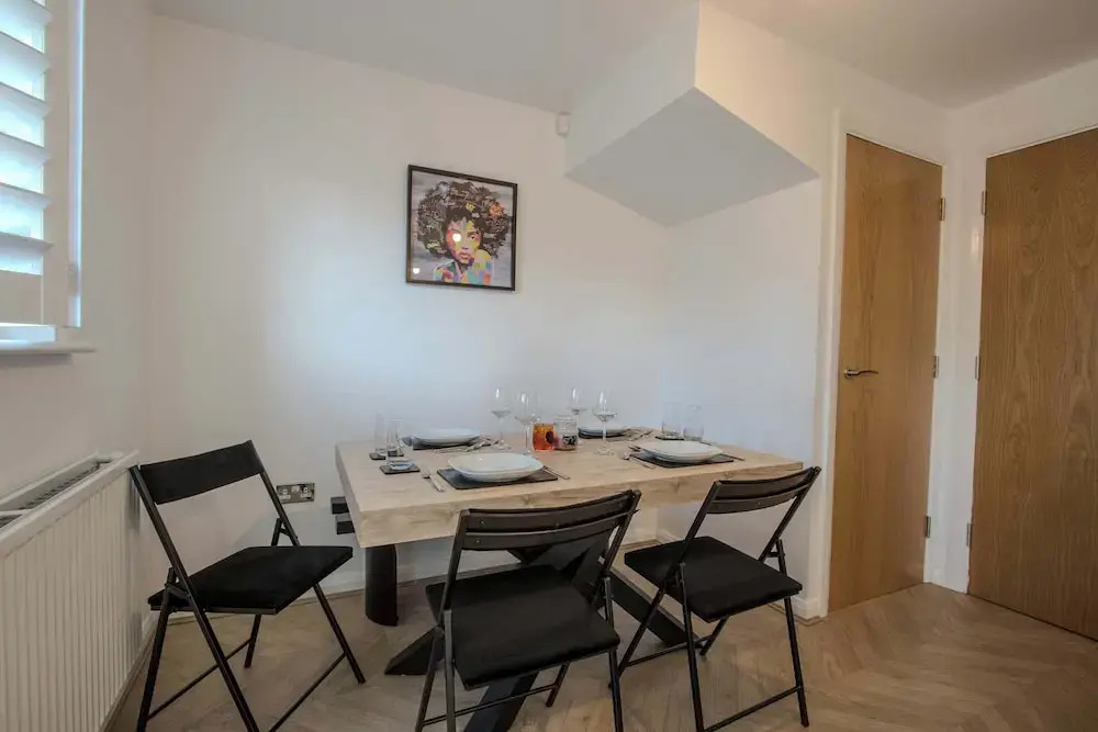 Modern 2-bed House In Swinton - Private Parking