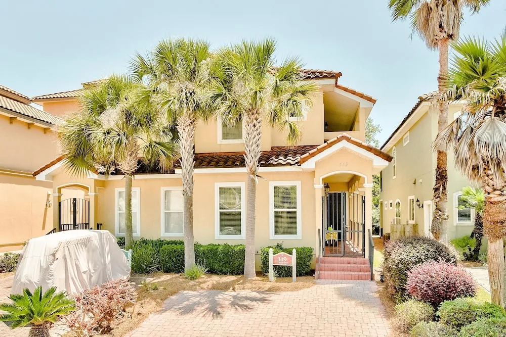 La Valencia Circle by Forehand Rentals
