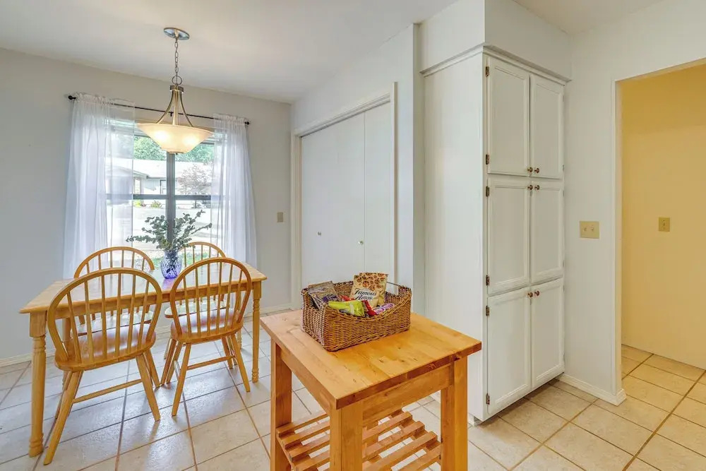 Bella Vista Townhome w/ Deck Near Back 40 Trail!