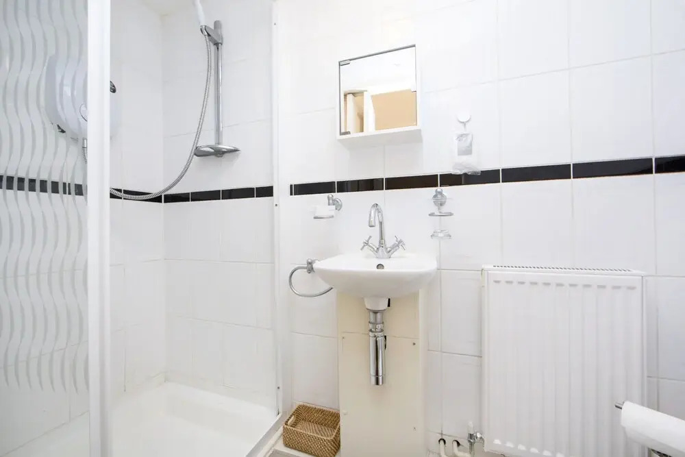 Queens Gardens - Large and Colourful 3 Bedroom Apartment in Bayswater