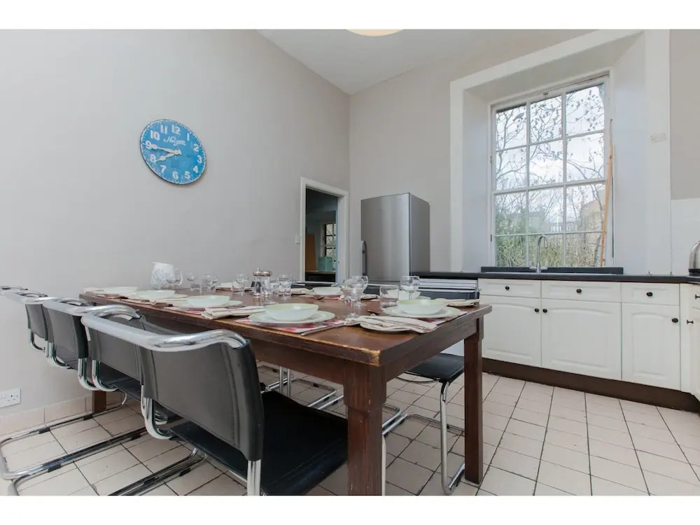Spacious, Elegant 4BR New Town Flat For 9