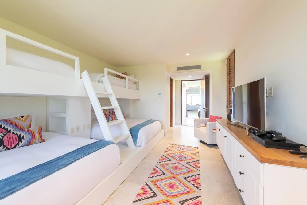 Sunny Vacation Condo 3