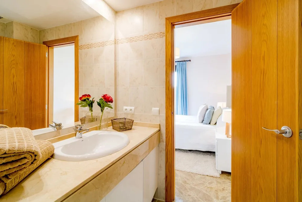GH-Beautiful 2 bedroom apt small pool