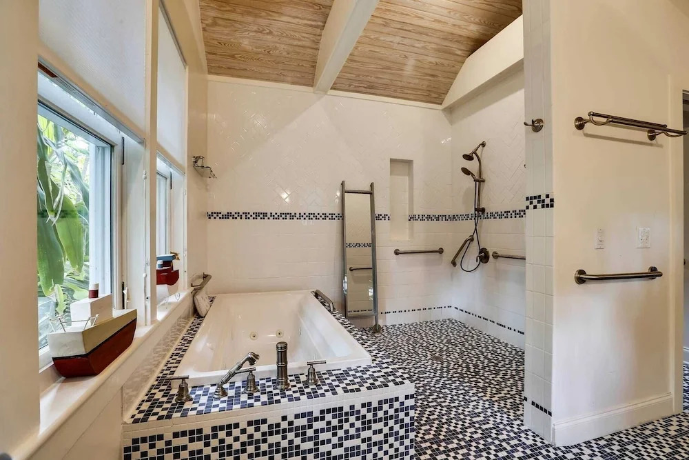 Boat House by Avantstay Character Cottage Central Location w/ Shared Pool Month Long Stays