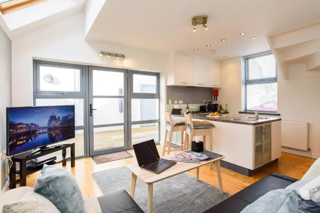 2 Bed Cardiff House with Hot Tub, BBQ, Terrace & Free Parking
