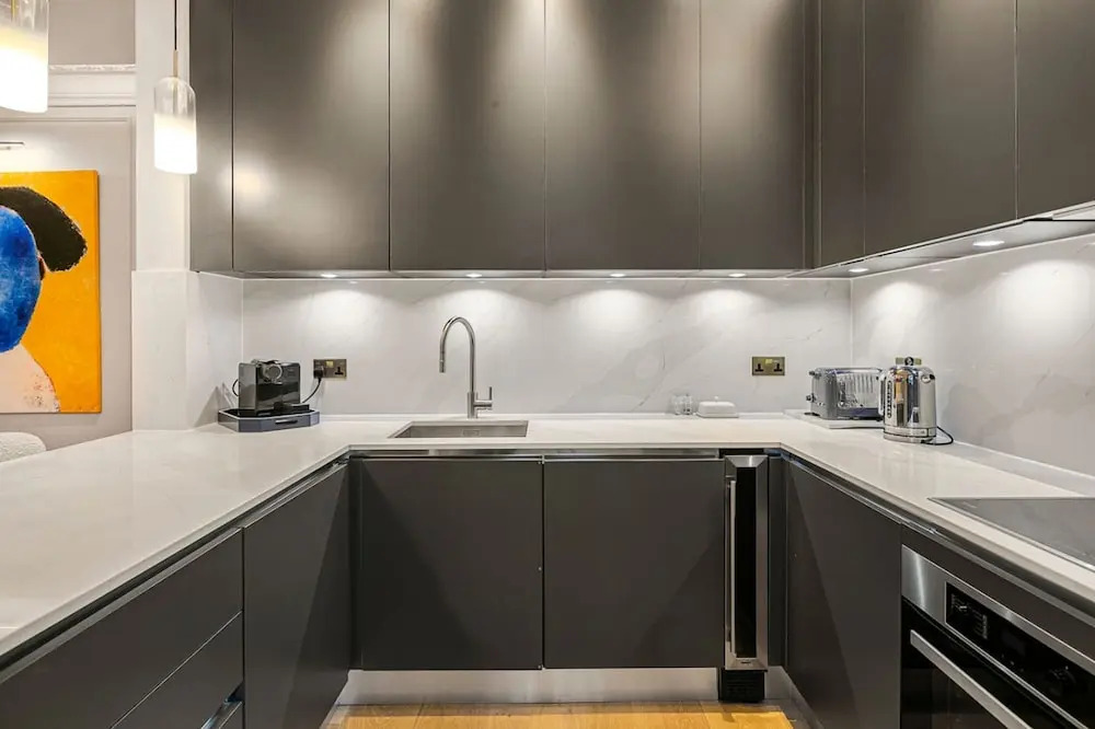 Ultra Luxury Holland Park Home - Central AC