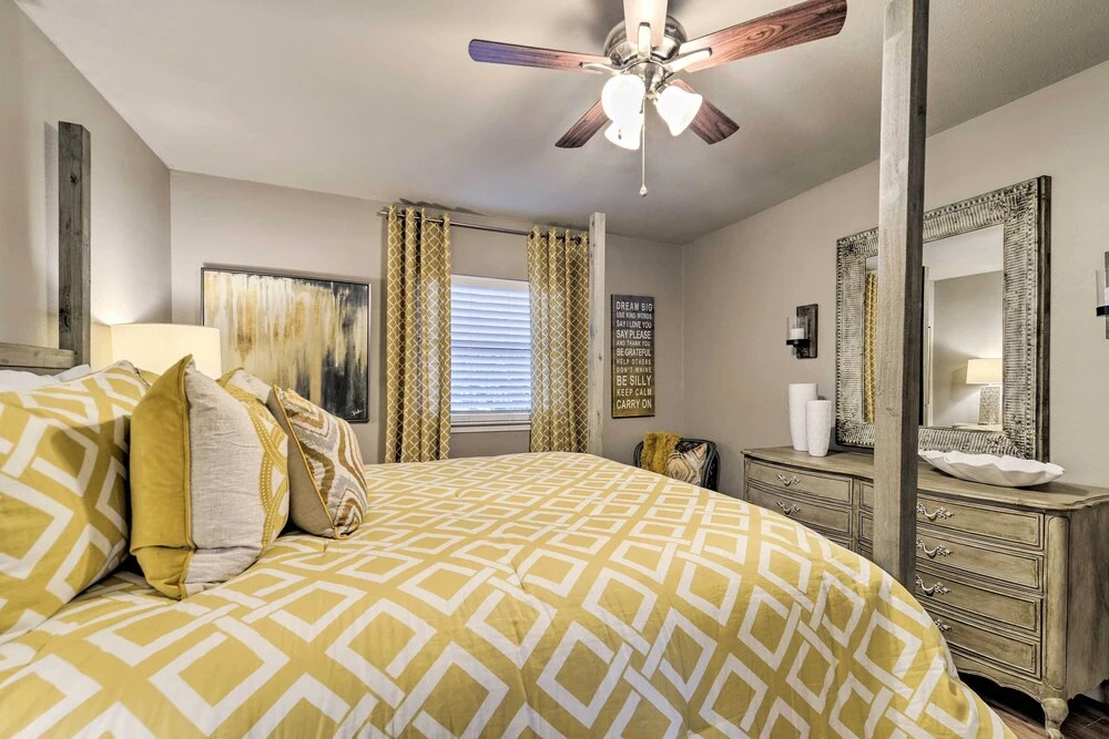 Bright n Breezy Waterfront Lake Granbury Getaway!