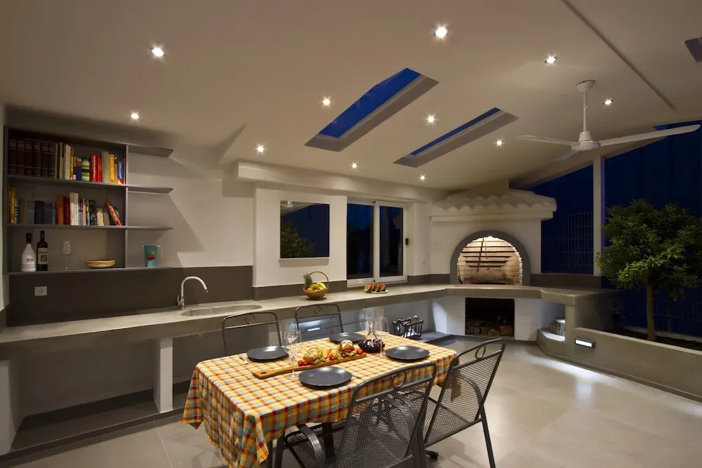Luxury apt With Roofed Patio Near Beach & Center