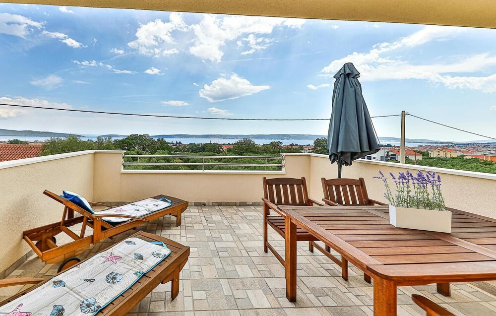 Beautiful Apartment in Kastel Luksic With 1 Bedrooms and Wifi