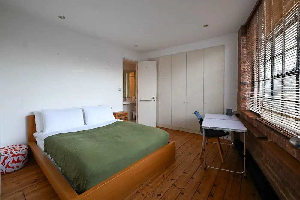 Light-filled Double Bedroom With Workspace in a Converted Warehouse Shoreditch