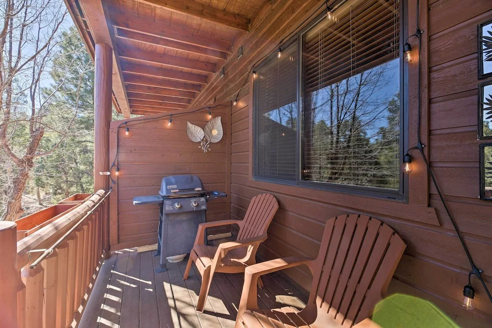 Near Lake & Trails: Show Low Condo w/ Grill!
