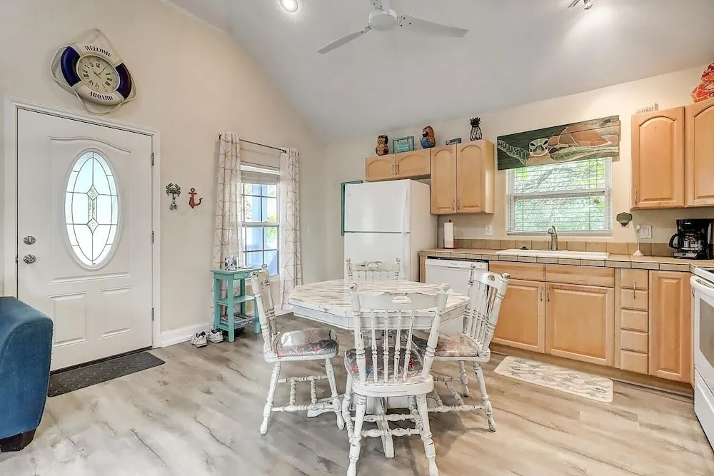 Heron Hideaway 2 Bedroom Cottage by RedAwning