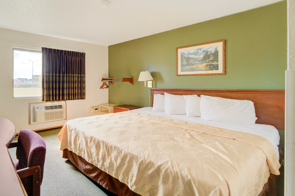 Super 8 by Wyndham Kingdom City