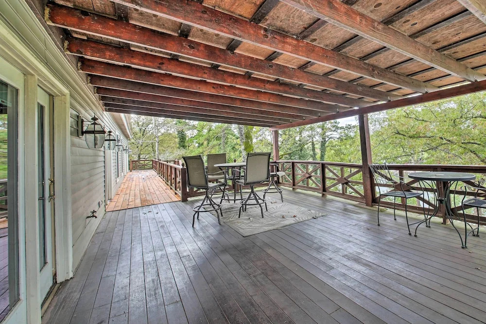 Dock, Hot Tub & Kayaks: Luxe Hot Springs Lakehouse