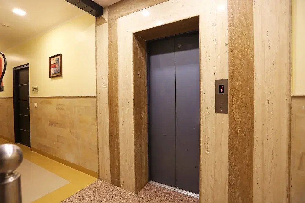 OYO 9612 Hotel Royal Ramiro