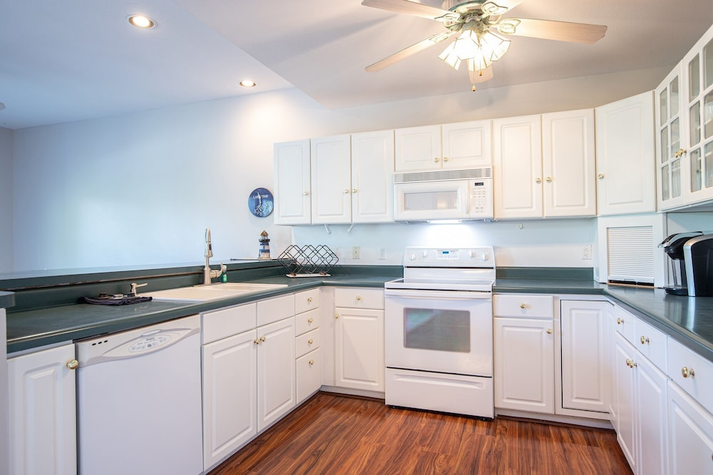 Sleeps 30! Decks, Docks & Lake Life!
