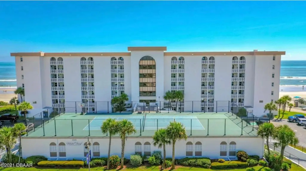 Lovely Ocean front for 5; It sleeps up to 12.