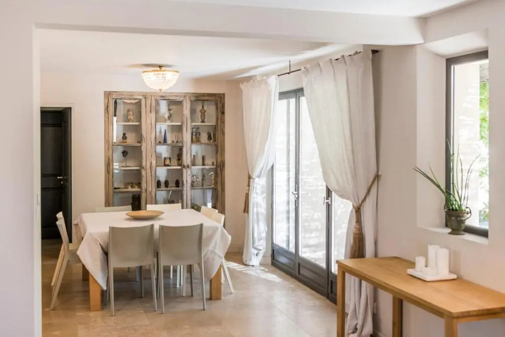 Bâtisse provençale avec piscine privée au coeur du Luberon et du village de Lourmarin, 10 personnes LS2-385 NOUVIAGE
