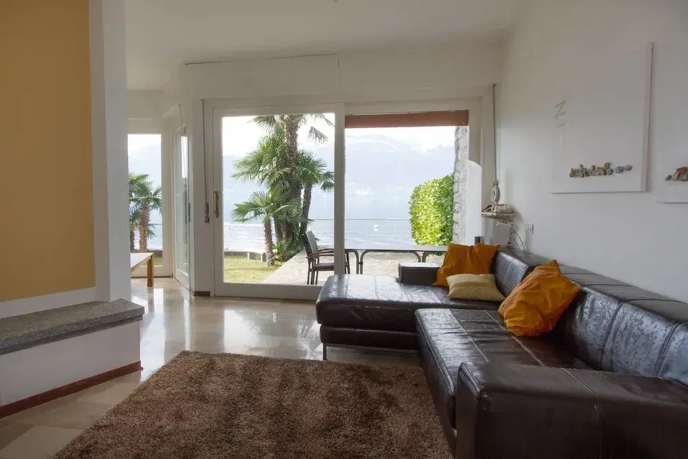 Stunning Lakeside Villa With Direct Lake Access, Mooring, Near Restaurant, Wifi, BBQ