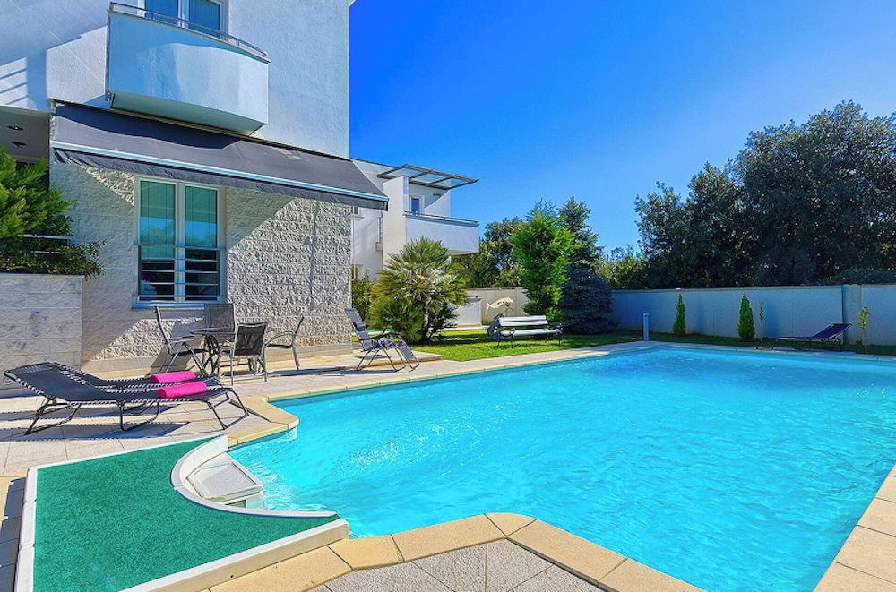 5Bed Villa-Sleeps 10- Pool Parking Near the Sea