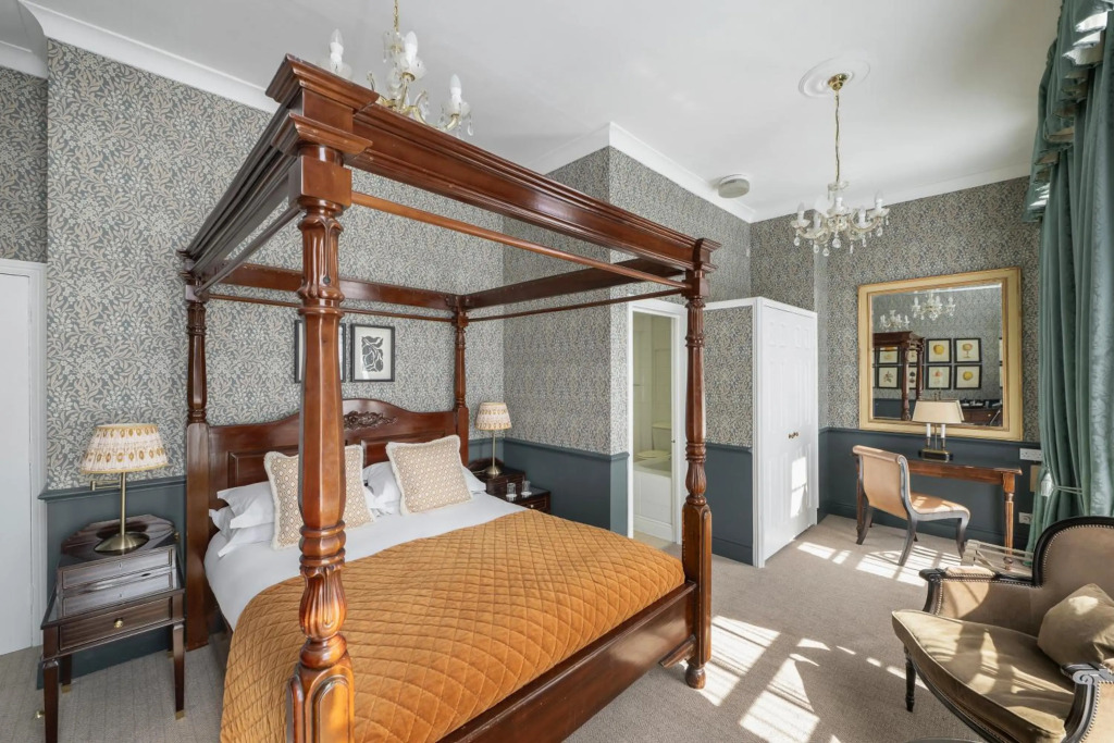 Royal Hotel