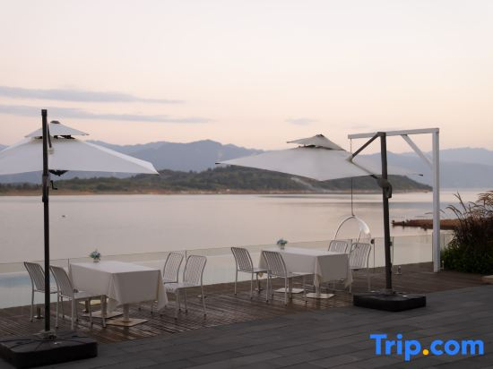 The mountain and the water embrace the Pleasant Bay Homestay