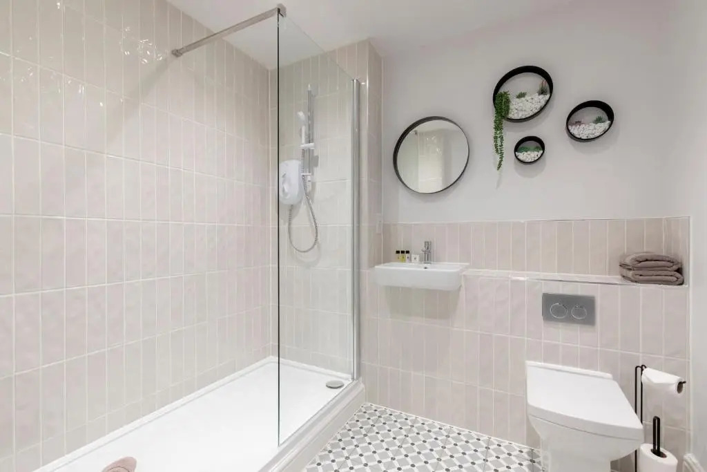 Elliot Oliver - Luxury 2 Bedroom Regency Apartment With Parking & EV Charger