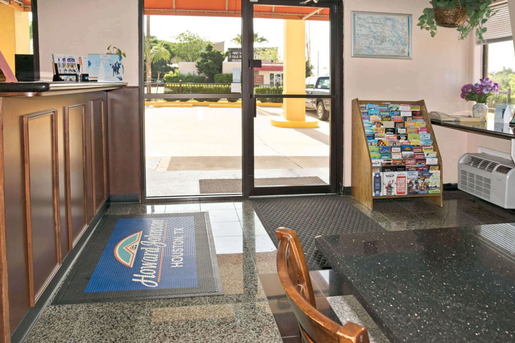 Howard Johnson by Wyndham Houston Heights Downtown