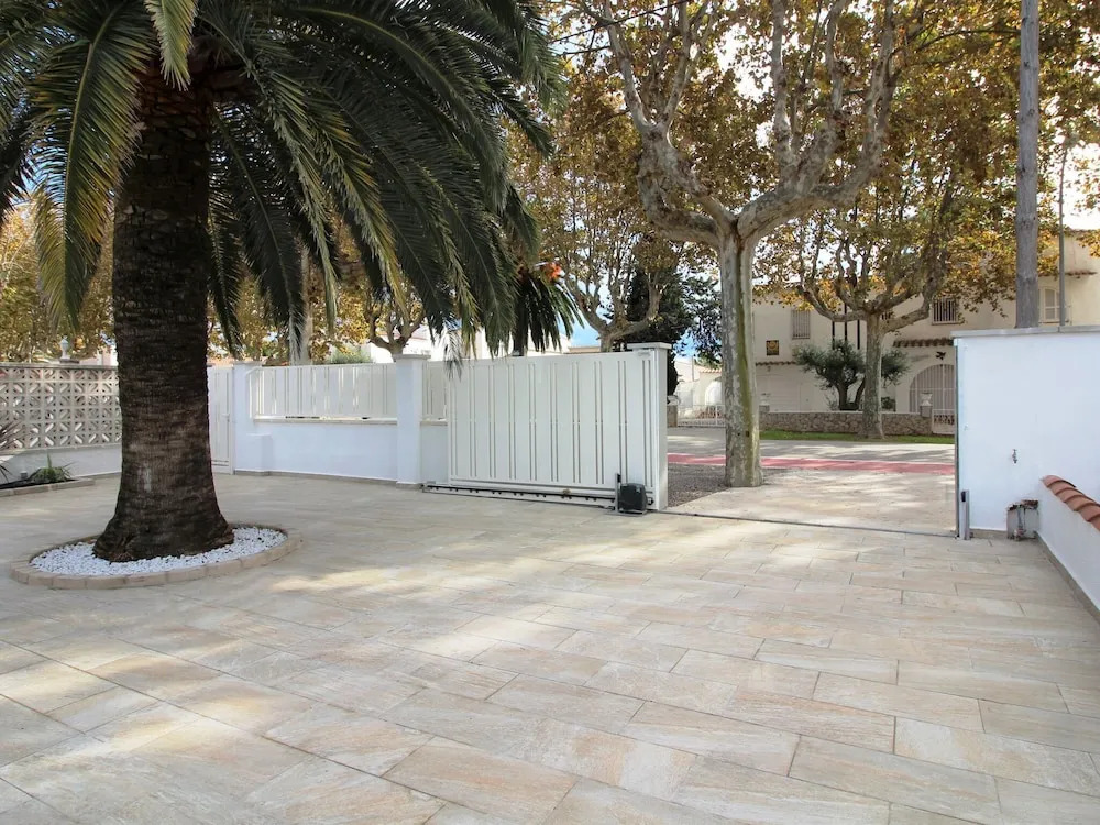 Amazing Villa in Empuriabrava With Swimming Pool