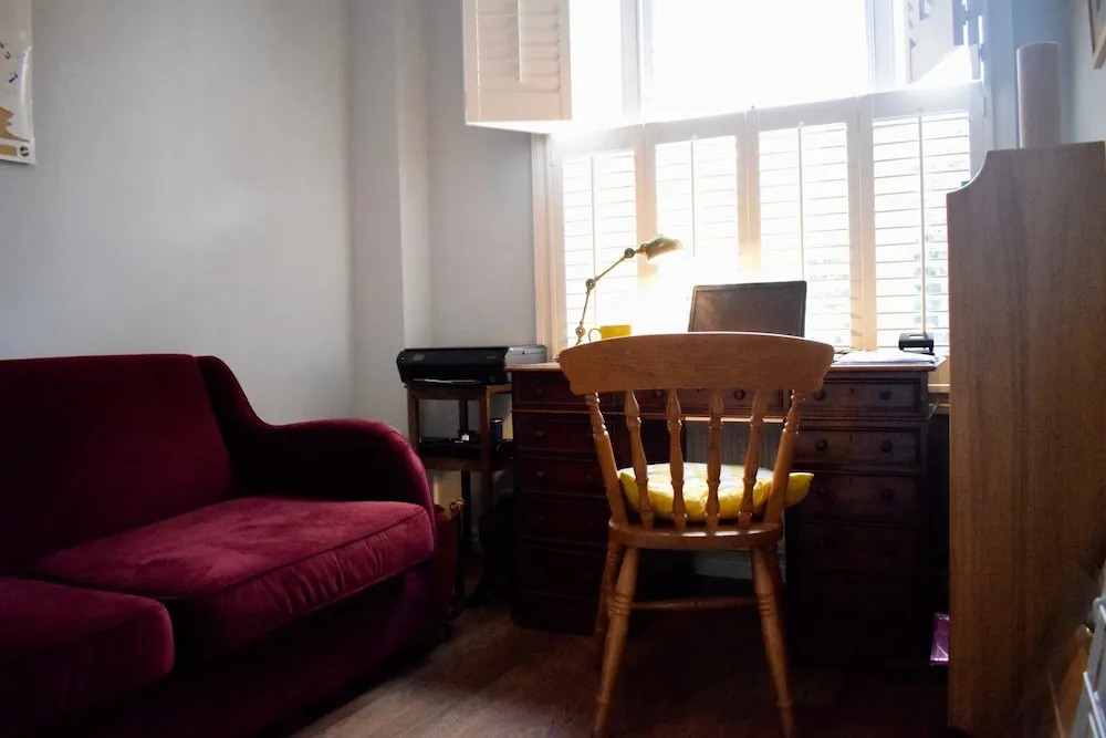 2 Bedroom House in Bow With Garden