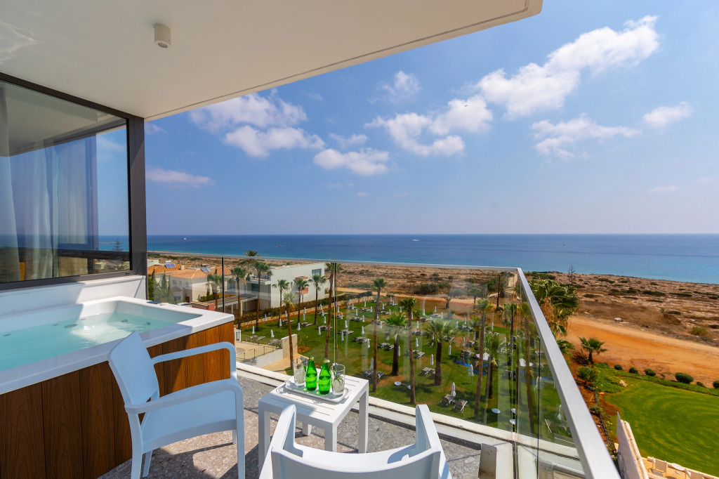 Leonardo Crystal Cove Hotel & Spa - Adults only