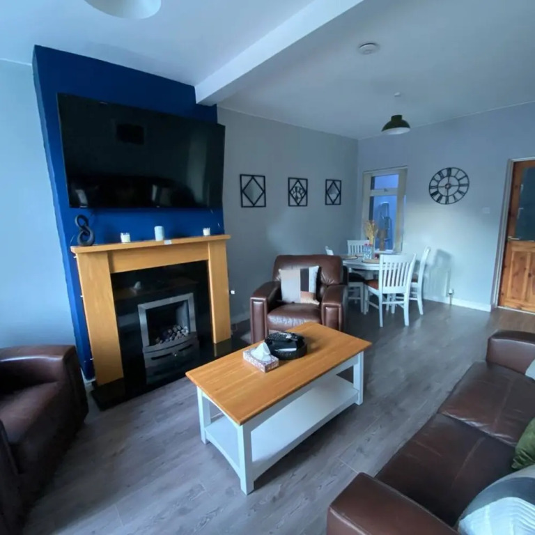 Warm Cozy 2BR House Ormeau Road