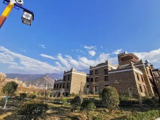 Maoxian Ancient Qiangcheng Yihuatang Hotel