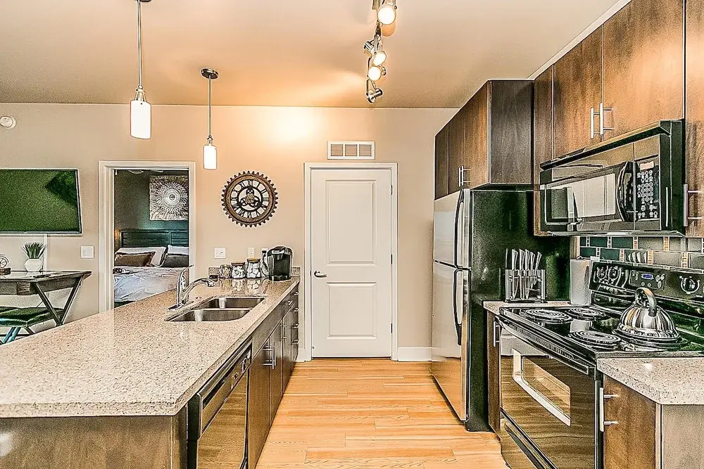 Upscale 2 BR King, Walk to Shops & Dining w/Parking (4036)