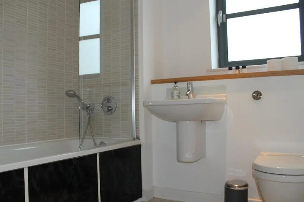 House Of Moli - Commercial Road Apartments
