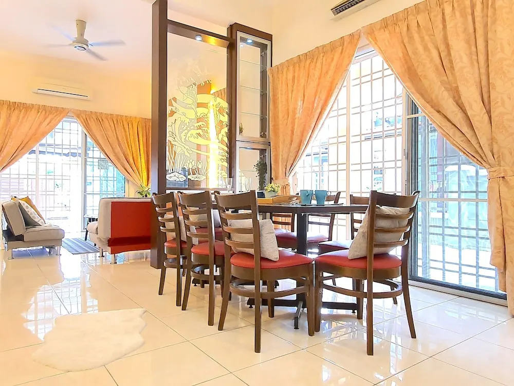Kota Kemuning Private House by BeeStay