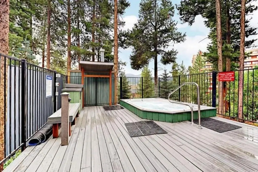 Renovated 2 Bedroom Condo Next to Snowflake Lift - Walk to Lifts and Town!