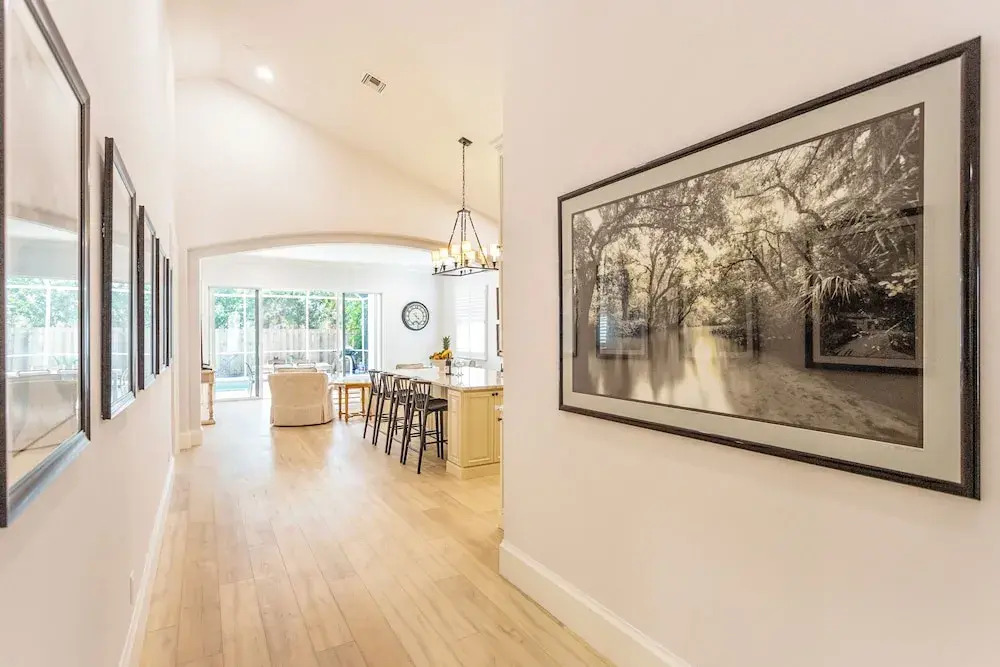 Imola: Newly Remodeled Pool Home Minutes from Vanderbilt Beach. Family-Friendly Retreat with 4 BR, 3.5 Bathrooms, and Private Screened Pool. Perfect Location Near Mercato and Naples Attractions